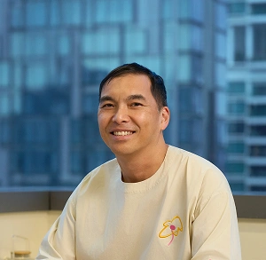 Portrait of Dr. Evan Woo, a plastic and reconstructive breast surgeon in Singapore.